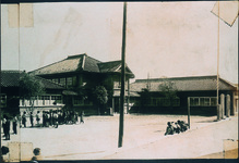 里浦小　校舎全景（２枚組の１）