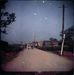 リュックを背負い歩く人たち