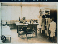 里浦小　吉岡校医による洗眼