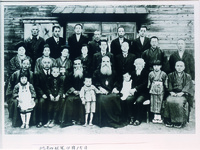 富田製薬　セリギイ大主教を囲んで