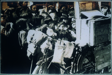 紙芝居を見るこどもたち。このような光景は当時どこでも見られるものだった。