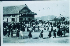 鳴門尋常高等小学校　校庭での遊戯