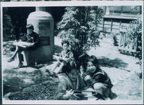 里浦小　写生する子供たち