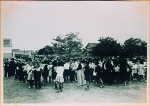 里浦小８０周年記念式典　祝賀の饅頭をもらう子供たち