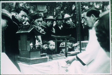 大麻まいりのとき？仕掛けのある鳥居のおもちゃを見に人だかり