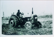 大型トラクターでの耕作（４２馬力のﾄﾗｸﾀｰ｛米国製ﾌｧｰｶﾞｿﾝ｝を２台導入して農地の耕作を行い、土地改良に威力を発揮）