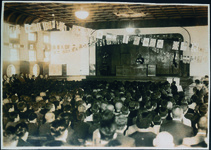 板野東小　講堂での集会