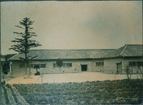 御所小学校校舎裏