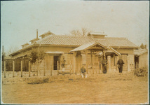 何かの工場？と青年たち