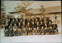 土成小卒業写真　奉安殿の前で