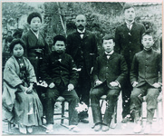 御所小時代の生田花世（左端）