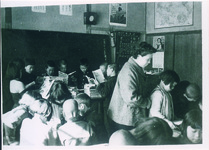 御所中　移動図書館の本を取り合う生徒