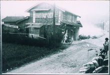 昔の商店と未舗装の道路