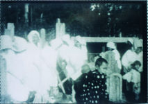 国防婦人会による住吉墓地の清掃（Ｓ9～13高野勧・松茂尋常小学校校長撮影の映画ﾌｨﾙﾑ）