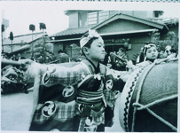 広島　春日神社祭礼・太鼓を打つ少年