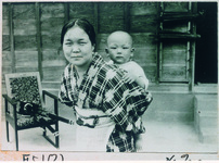 子を背負う母