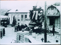 脇中卒業写真（卒業記念に正門前に蘇鉄を植えた）