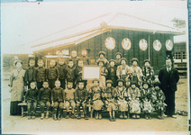 芝生小　「進め仲良く」の標語がある校舎