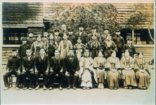 古見小　高等科卒業写真　中央に神主