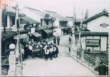 辻の町並み　三好高女生が野菜を売っている？