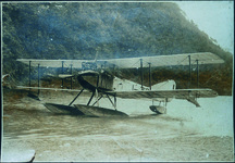 吉野川河原の水上飛行機