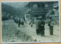 結婚式の嫁入り道具を運ぶ