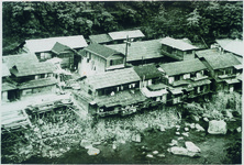 古見地区の家並み　杉皮屋根