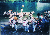 西山渡しに乗り込む阿波踊り連