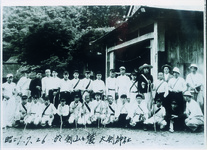 市場中学校の剣山登山　大剣神社境内にて