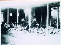 江原南小　わらじを作っている