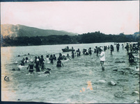 三好高女　吉野川での水泳