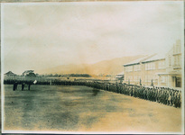 伊沢小　全員整列　中央に旗、太鼓、ラッパ