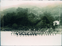 川崎小　奉安殿に最敬礼