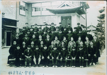 芝生小卒業写真　奉安殿の前で