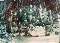 増川小　卒業写真（山の学校らしく渓流で記念撮影をした）