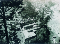 山城の小学校か