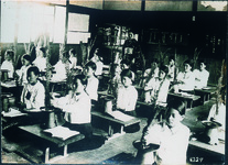 三野青年学校女子部　生け花実習