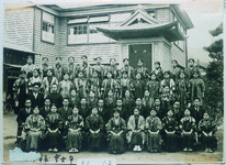 芝生小卒業写真　奉安殿の前で