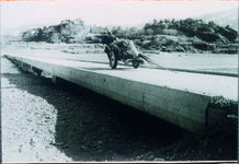 川島潜水橋のひとこま