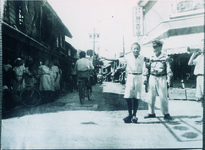 交通整理をする子供