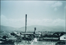 筒井の煙突がある風景