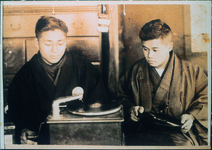 蓄音機を聴く青年