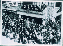 鴨島町のかわちや菓子店にて森永製菓販売促進キャンペーンの様子（森永ベルトライン作戦）