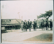川島駅前の軍馬