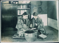 火鉢を囲んで読書