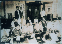 蚕の繭から防寒チョッキを作る婦人会の人々。極寒の中国大陸に赴いた日本兵のため、町内の婦人会が中心となって防寒チョッキが作られた。