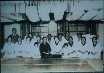 蚕の繭から防寒チョッキを作る婦人会の人々。極寒の中国大陸に赴いた日本兵のため、町内の婦人会が中心となって防寒チョッキが作られた。