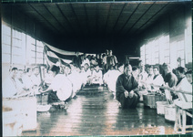 蚕の繭から防寒チョッキを作る婦人会の人々。極寒の中国大陸に赴いた日本兵のため、町内の婦人会が中心となって防寒チョッキが作られた。