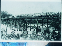 木橋にたくさんの人が