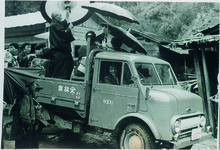 嫁入り道具をトヨエースに乗せて